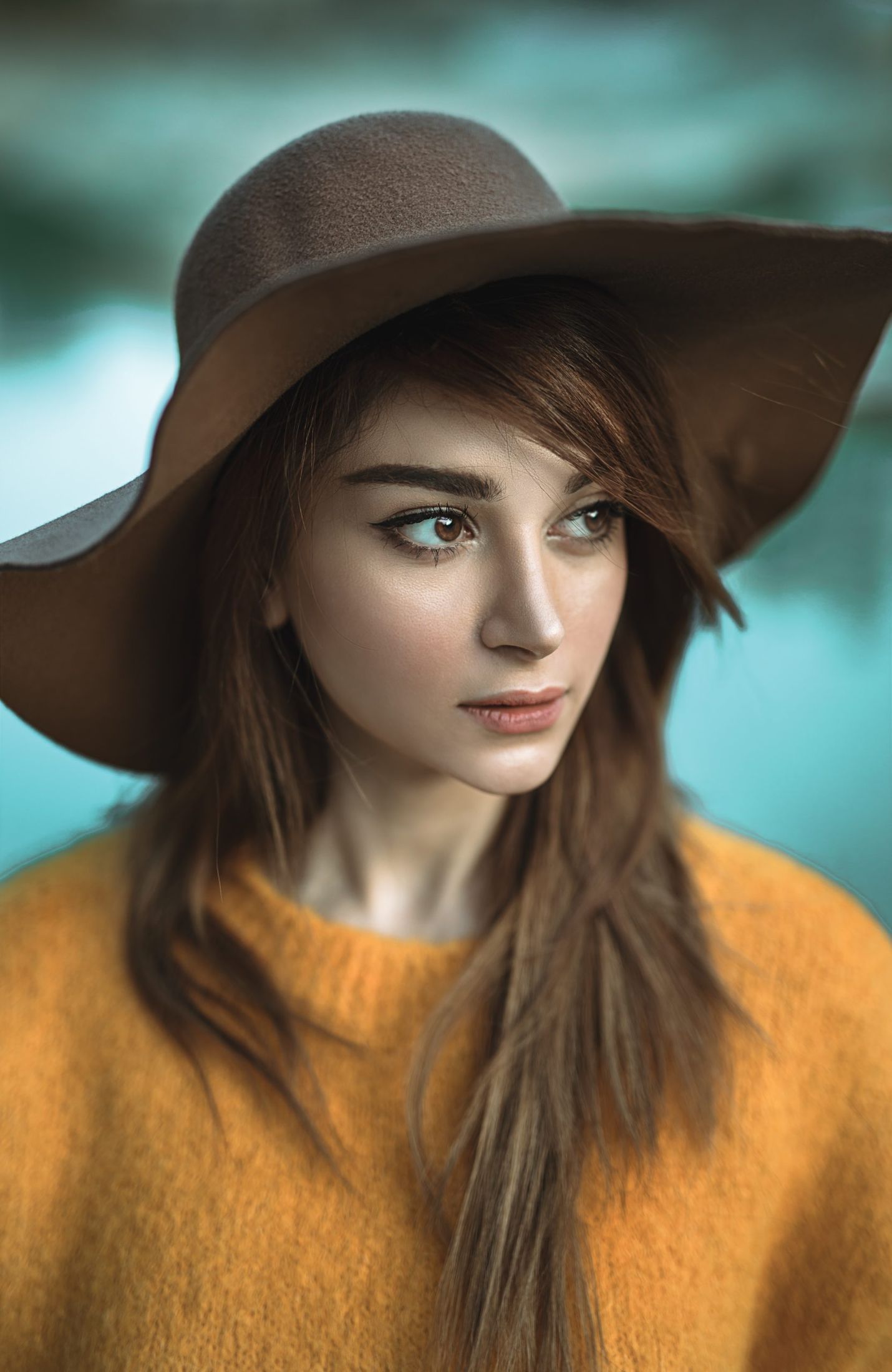 woman wearing big sunhat